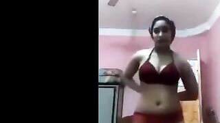 الهايجه ندي الحيحانه بترقص شرقي بالاندر  سكس عراقي  و البراء المموس خلعتوها و نزلت دعك وفرك في كسها الممحون وعصر في بزازها