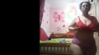 لبوه كبيره السن بتكلم عشيقها فيديو كوول بتفرجوا علي بزازها الكبيره  سكس عراقي  و طيزها المربربه اللبوه ضربت سبعه ونص