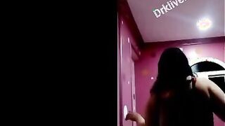 الهايجه ناديه ام كس مشعر بتصور نفسها ل حبيبها و هي فشخ رجلها  سكس عراقي  عماله تبعبص كسها و طيزها لحد ما نزلت لبنها
