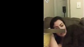 الشرموطه صاحيه من النوم علي مكالمه حبيبها الزبير سكس مصر  و هو هايج و عايز يجبهم علي كسها الممحون فشخت كسها لحد ما جبهم