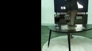الشرموطه بترقصلي  علي وحده ونص وهي مبين طيزها الصغيره وانا  سكس مصر عمال خبطلها علي طيزها بزبري مموس سودانيه هايجه