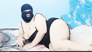 دخل علي مراته الهايجه لاقيها قده بتتفرج علي فيلم سكس و تلعب في سكس سعودي كسها الممحون قالتلوا كسي حرقني اوي تعال نكني