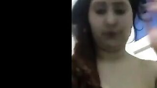الشرموطه دينا بعتالي فيديو سكس مصر  وهي في الحمام عريانه ملط و عماله تعصر في بزازها الكبيره و تدعك في كسها الهايج