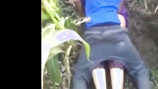 الشرموطه معمول عليه حفل نيك جماعي في الارض الزراعيه  سكس مصر  نايمه علي بطنها و الواد راكب فوقيها اللي يخلص يقوم والتاني يركب