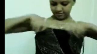 الشرموطه جابت قميص نوم جديد فاجر سكس مصر  عليها لبستوا جامد عليها مسكتها فلقست طيزها الكبيره و فشخت كسها الممحون نيك