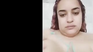 المموس المربربه  سكس مصر مسكه خياره كبيرهبتمشيها علي حلمة بزازها مصتها و راحت مدخلها جوا كسها الهايج لحد ماجبتهم