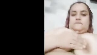 المموس المربربه  سكس مصر مسكه خياره كبيرهبتمشيها علي حلمة بزازها مصتها و راحت مدخلها جوا كسها الهايج لحد ماجبتهم