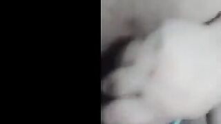 المموس المربربه  سكس مصر مسكه خياره كبيرهبتمشيها علي حلمة بزازها مصتها و راحت مدخلها جوا كسها الهايج لحد ماجبتهم