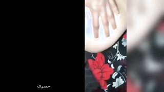 الممحونه نايمه علي  سكس مصر حرف السرير مفلقس طيزها وعشيقها الفحل ابو زبر كبير مسكها من وسطها فشخها نيك عنيفقحبه مصريه