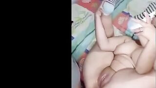 العنتيل الفحل سكس مصر  فاشخ اللبوه ومدلع خرم طيزها نيك دلع ماسك زبر بايدوا و بيحاول يدخلوا في طيزها وحده وحده