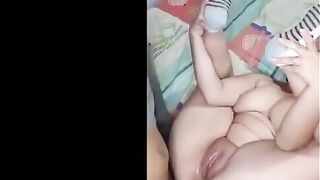 العنتيل الفحل سكس مصر  فاشخ اللبوه ومدلع خرم طيزها نيك دلع ماسك زبر بايدوا و بيحاول يدخلوا في طيزها وحده وحده