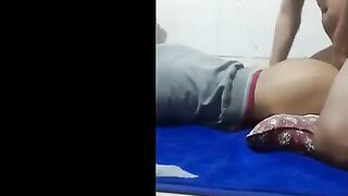 الشرموطة راحت تجرب اوضة نومها قبل الدخله خطيبها ابو زبر كبير مسكها علي حرف  سكس مصر السرير فاشخ طيزها نيك عنيف
