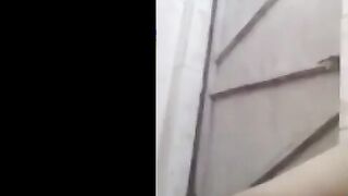 المموس المربربه قعده في الحمام فشخ رجلها نزله دعك وفرك في كسها المنفوخ اللبوه  سكس مصر كسها عطشان عايزه تتفشخ