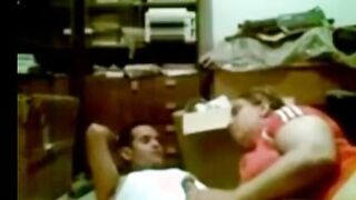 الشرموطه راحت تحاسب سكس مصر  المحامي في المكتب بتاعوا نايمها علي الارض وفضل ينيك في كسها و طيزها لحد ما جبهم علي بطنها