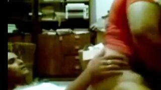 الشرموطه راحت تحاسب سكس مصر  المحامي في المكتب بتاعوا نايمها علي الارض وفضل ينيك في كسها و طيزها لحد ما جبهم علي بطنها