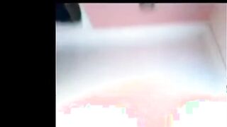 المموس الهايجه نايمه علي سكس مصر  ضهرها وشغاله دعك و فرك في كسها الهايجه اول ما سخنت مسكت الخياره و فشخت كسها