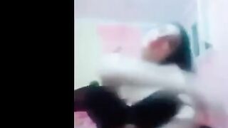 بنت المتناكه كلمتني سكس مصر  فيديو وهيجتني عليها نيك بكلامها و طريقتها في شرمطتها عليا وهي عماله تعصر في بزازها