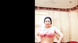 الموس الحيحانه بتكلم صاحبها  سكس مصر و قالتلوا متقفلش النت هبعتلك حاجه بعتتلوا فيديو ليها وهي عريانه وعمال تلعب في بزازها