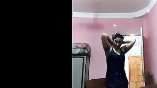 اللبوه بترقص احلي رقص شرقي وهي بتصور نفسها لعشيقها خلعت  سكس مصر هدومها حته حته و معتزه بالحجاب اوي بدخل شعرها