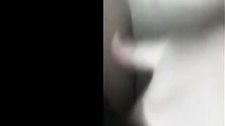 لبوه صغيره اندر ايدج بتكلم صاحبها فيديو وهي في الحمام سكس مصر  عريانه ملط و فشخ خرم طيزها نيك بفرشة الاسنان و الخياره