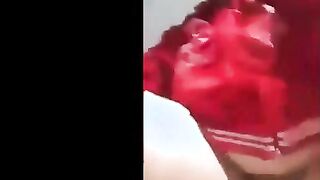 لبوه مربربه كبيره في السن قعده علي السرير بتكلم عشيقها فيديو  سكس مصر  وهي فشخ رجلها و عماله تبعبص في كسها الشرقان
