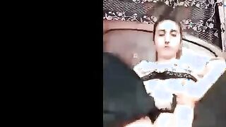 مموس سكس مصر  اندر ايدج حيحانه قعده علي السرير فشخ كسها الهايج دعك و فرك وعماله تفتحوا بايدها بتفرج حبيبها عليها