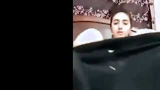 مموس سكس مصر  اندر ايدج حيحانه قعده علي السرير فشخ كسها الهايج دعك و فرك وعماله تفتحوا بايدها بتفرج حبيبها عليها