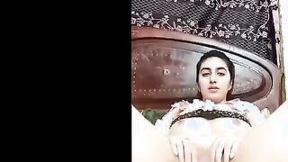 مموس سكس مصر  اندر ايدج حيحانه قعده علي السرير فشخ كسها الهايج دعك و فرك وعماله تفتحوا بايدها بتفرج حبيبها عليها