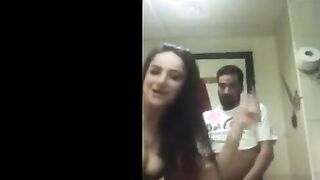 فضيحة الشرموطه السعوديه ام عبدالله مع سكس مصر  صاحبها المصري في الحمام صورت نفسها فيديو وهو بيفشخ كسها و طيزها نيك