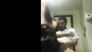 فضيحة الشرموطه السعوديه ام عبدالله مع سكس مصر  صاحبها المصري في الحمام صورت نفسها فيديو وهو بيفشخ كسها و طيزها نيك