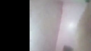 اللبوه بتحب تتناك علي سكس مصر  صوت تامر حسني عشيقها مسكها من شعرها بيدخل زبر كله في بوقها فلقسها و فشخها نيك عنيف