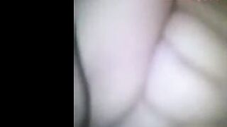 قحبه تونسيه جسمها قشطه كيرفي نايمه  سكس مصر تحت عشيقها الزبير فاشخ كسها الهايج نيك عنيف وهي عماله تصوت من المتعه