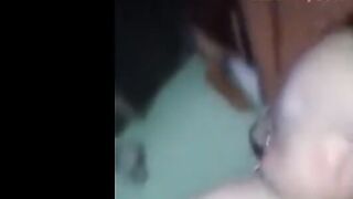 قحبه تونسيه جسمها قشطه كيرفي نايمه  سكس مصر تحت عشيقها الزبير فاشخ كسها الهايج نيك عنيف وهي عماله تصوت من المتعه