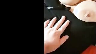بيصور الشرموطه فيديو وهي بتقولوا اوع تجيب  سكس مصر وشي وهو مسكها من بزازها و بيقولها احلي بزاز شوفتها عسل لبوه مصريه