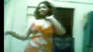 اللبوه لابسه قميص نوم اورانج  سكس مصر جامد راسم جسمها الكيرفي و بترقص شرقي ل زبون وهو عمال ينقطها و يرمي عليها فلوس