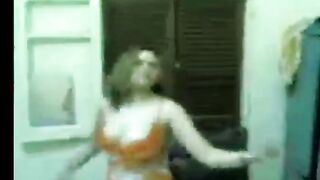اللبوه لابسه قميص نوم اورانج  سكس مصر جامد راسم جسمها الكيرفي و بترقص شرقي ل زبون وهو عمال ينقطها و يرمي عليها فلوس