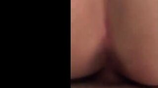 اللبوه الحيحانه راجعت من سكس مصر  المدرسه لاقيت اخوها قاعد في الصاله بيلعب في زبر  رفعت الجيبه وقعدت علي زبر فشخت كسها