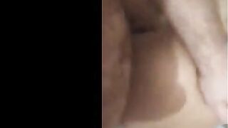ام شهد القواده الممحونه راحت ل عشيقها الزبير سكس مصر  الهايج ومسكها علي حرف السرير فلقسها و فضل يرزع في كسها الممحون