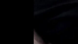 اللبوه الهايجه جت من بره بالعبايه نزلة علي ركبها تبوس و تلحس  سكس مصر في زبر عشيقها  قام وقف و دخل زبر كله في بوقها