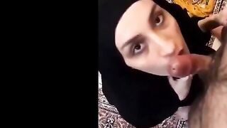 اللبوه الهايجه جت من بره بالعبايه نزلة علي ركبها تبوس و تلحس  سكس مصر في زبر عشيقها  قام وقف و دخل زبر كله في بوقها
