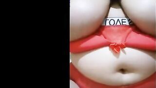 شرموطه مربربه لابسه طقم داخلي احمر جامد نيك قعده  سكس مصر علي الارض بتكلم عشيقها و فشخ حلمة بزازها لحص ومص قحبه هايجه