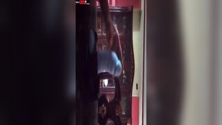المتناكه بعت الزبر الصناعي ل جوزها تقولوا انت سافرت و انا جبت ا سكس مصري لزبر اللي يريح كسي الممحون ما انا هموت عليك اعمل ايه