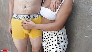 المموس راحت المصيف مع  حبيبها الفحل  خدها ورا الحمام فضل يحسس ع سكس مصري لي كسها و هي تحسس علي زبر القحبه خدتوا الغرفه يفشخها