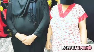 الشرموطه جابت عشيقها البيت و هو لابس عبايه و نقاب ولم اخوها د سكس مصري خل عليها قالتلوا صاحبتي قفلوا الباب ومسكها فشخها نيك