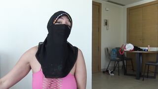 الشرموطه السعوديه فاتحه لايف و بتتكلم مع الداعم الخول بتحط ر سكس مصري جلها في الكاميرا وتقولوا الحس طلعت زبر كبير تغري بيا