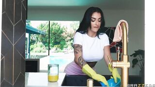 العنتيل صاحب البيت راجع البيت بدري لاقي الشغاله القح سكس مصري به واقفه علي الحوض مسكها فلقس طيزها و فشخها نيك عنيف
