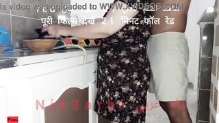 الواد استغل غياب اهلو و دخل المطبخ علي الشغاله المربربه  سكس مصري فلقس طيزها و مسكها فشخ كسها الهايج نيك نزلهم في كسها