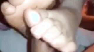 القحبه ام كس هايج حط زبر حبيبها ما بين بزازها و شغ سكس مصري اله فرك فيه مطلع لسانها بتلعب في راس زبر مسكها فشخها