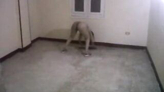 خطيبتي اللبوه رايحه تمسح الشقه عشان العمال هيجوا يشت سكس مصري غلوا دخلت الشقه لاقتها عريانه ملط و عماله تمسح الشقه