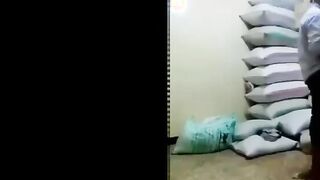 صاحب المصنع خد المموس اللي شغاله عندوا و دخلها ال سكس مصري مخزن ينكها و يريح زبر الهايج اللبوه حست انوا بيصورها